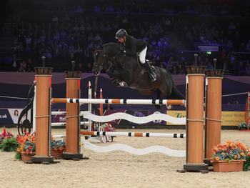 John Whitaker wins NAEC Stoneleigh Stakes at HOYS