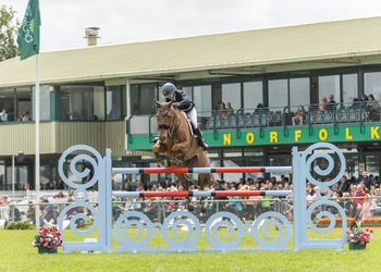 Sian Edwards Clinches Victory in International Stairway at South of England Show 