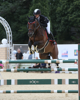 Yasmin Davis wins the Equitop Myoplast Senior Foxhunter Masters