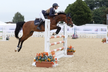 Chloe Templeton takes the Pony Foxhunter Masters