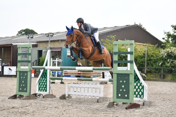 Laura Mundy takes top spot in the KBIS Insurance Senior British Novice Second Round at Tushingham Arena