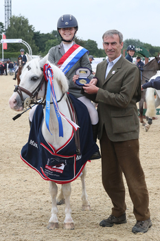 Lola Ellis wins the Stepping Stones 128cm Championships Final