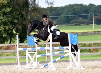 Nicola Foad wins the Horseware Bronze League Qualifier at Bicton Arena