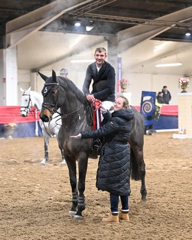 Sandy McLean claims victory in the UNIBED – High Performance Equine Bedding Winter Grades B and C qualifier at Arena UK