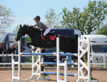 Shaunie Greig leads the Blue Chip Pony Newcomers Second Round at Arena UK