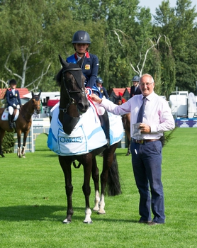 Shaunie Greig wins the Oakley Coachbuilders Winter Grade JC Championship at Hickstead’s BHS Royal International Horse Show