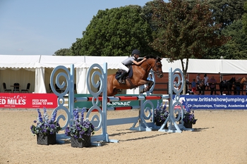 Tabitha Kyle is crowned the National 128cm Champion