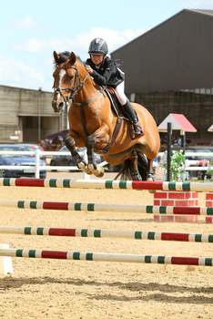 Tahnia Jordan Jones Jumps to Victory in Blue Chip Pony Newcomers Second Round at Bury Farm Equestrian Village