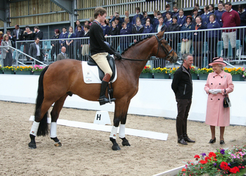 HISCOX ARTEMIS PERFORMS FOR THE QUEEN