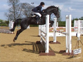 Congratulations to Kara Halliday for gaining her NAF British Showjumping 1 Star Performance